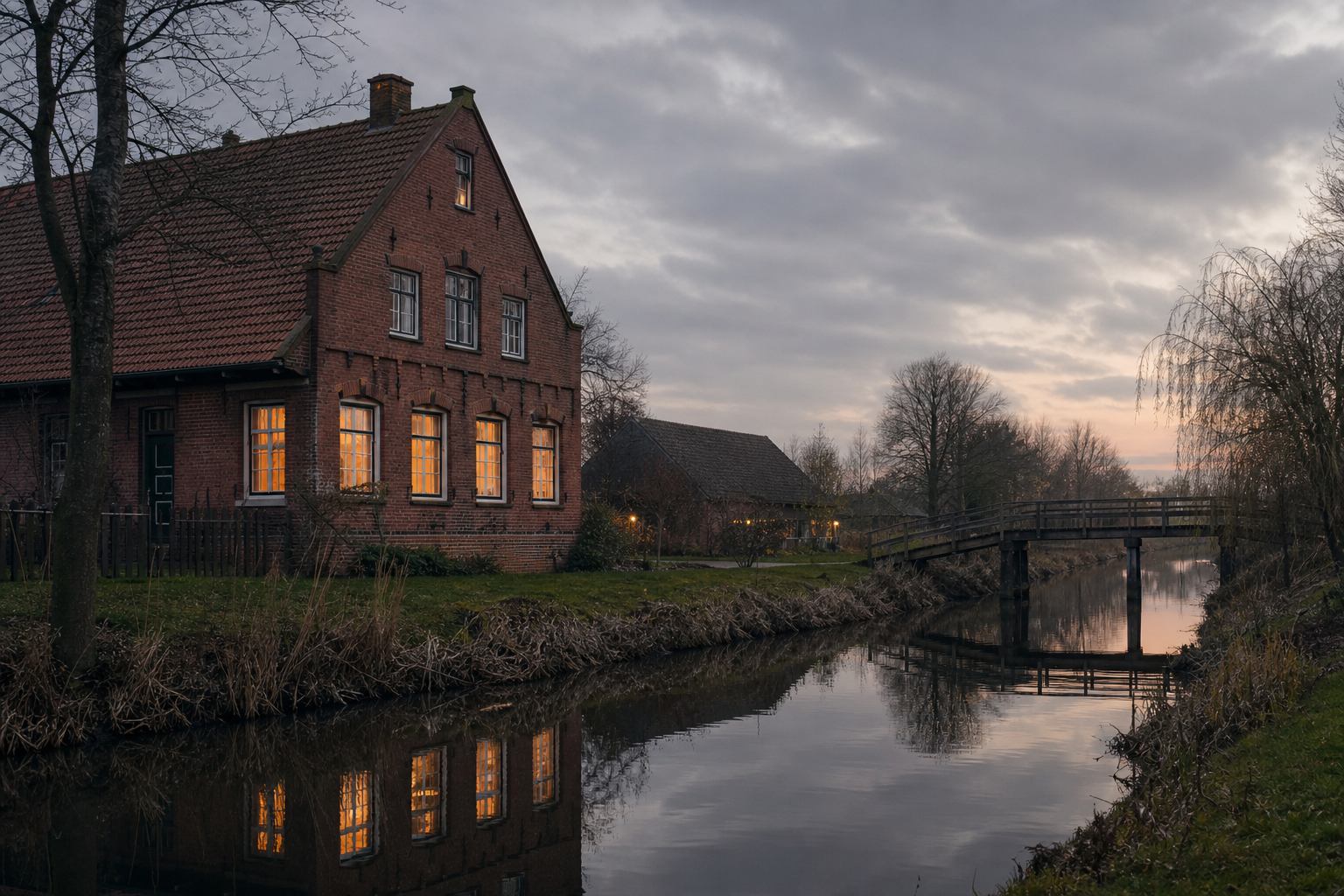 Ziegelhaus an einem Kanal in einem norddeutschen Dorf